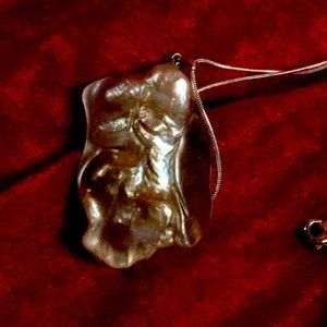 Beautiful real pearl pendant necklace..measure 2”.